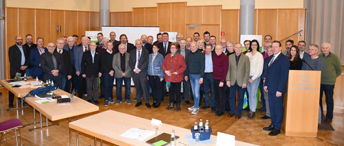 Die Kreistagsmitglieder stellten sich auf der jüngsten Kreistagssitzung zusammen mit Peter Hans zu einem spontanen gemeinsamen Abschiedsfoto auf.