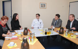 Gespr&auml;chsrunde im Krankenhaus in Herzberg v.l.n.r.: die Landtagsabgeordneten Barbara Hackenschmidt und Britta M&uuml;ller, der &Auml;rztliche Direktor, Prof. Dr. med. Roland Reinehr, Klinik-Gesch&auml;ftsf&uuml;hrer Michael Neugebauer und Landrat Christian Heinrich-Jaschinsk