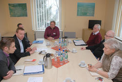 Suchten nach einer L&ouml;sung f&uuml;r die Verbindungsstra&szlig;e von Gorden nach Oppelhain v.l.n.r.: Amtsdirektor Schrey, Landrat Heinrich-Jaschinski, Sven Guntermann, Marten Frontzek, Fred Wickfeld, Hans-Joachim Weinhold und Martina Noack.