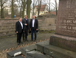 Sprachen am Marktplatz Sonnewalde &uuml;ber die anstehende Reparatur und Denkmalpflege des Mahnmals gegen Krieg und Zerst&ouml;rung v.l.n.r.: B&uuml;rgermeister Werner Busse, Oliver Breithaupt (Volksbund) und Landrat Heinrich-Jaschinski.
