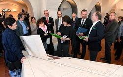 Beim Rundgang durch das neuen Besucherinformationszentrum: Kuratorin Prof. Viktoria Wille (Mitte mit Tablet in der Hand) erl&auml;utert die App zur Ausstellung. 