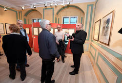 Sammler Helmut Rebmann (r.) im Dialog mit Besuchern der Ausstellung des Museums Schloss Doberlug &raquo;Dal&iacute; in Doberlug. Der K&uuml;nstler als Illustrator&laquo;. 