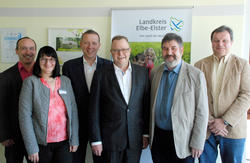  Im Gespr&auml;ch in der Kreisverwaltung in Herzberg v.l.n.r.: Jens Zwanzig, Ilona Schrumpf, Landrat Christian Heinrich-Jaschinski, Michael St&uuml;bgen, Dorsten H&ouml;hne und Michael Lehmann.