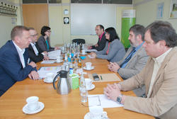 Landrat Christian Heinrich-Jaschinski (l.) begr&uuml;&szlig;te Michael St&uuml;bgen (2.v.l.) in der Kreisverwaltung. An dem Gespr&auml;ch nahmen au&szlig;erdem Franziska Emmrich, Jens Zwanzig, Amtstier&auml;rztin Ilona Schrumpf, Dorsten H&ouml;hne, und Michael Lehmann teil (v.l.n.r.).