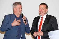 Rbb-Wettermann Attila Weidemann (l.) und Landrat Christian Heinrich-Jaschinski (r.) begr&uuml;&szlig;ten zahlreiche G&auml;ste aus Wirtschaft, Politik, Kultur und Gesellschaft zum Fest der Regionen des Landkreises im B&uuml;rgerzentrum Herzberg.