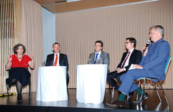 Diskutierten mit rbb-Wettermann Attila Weidemann &uuml;ber die Gesundheitswirtschaft im Elbe-Elster-Land: Prof. Dr. med. Roland Reinehr, Michael Neugebauer, Landrat Christian Heinrich-Jaschinski und Almuth Hartwig-Tiedt (v.r.n.l.).