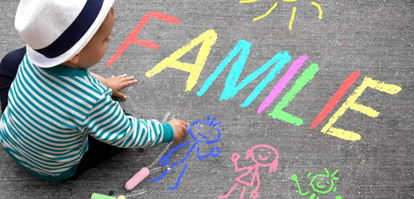 Kinderzeichnung mit Kreide - Familie