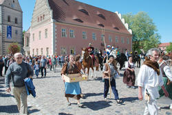 Rund tausend Einheimische und G&auml;ste waren beim Umzug durch die Stadt in M&uuml;hlberg mit dabei.