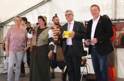 Andrea Wagenmann, Hannelore Brendel, Moderator Ralf Ju&szlig;en und Landrat Christian Heinrich-Jaschinski (v.l.n.r.) freuten sich &uuml;ber die zahlreichen Besucher in M&uuml;hlberg, die den historischen Ritt Kaiser Karls V. miterleben wollten.