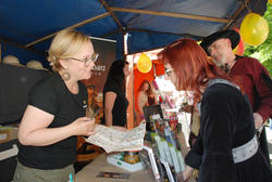  Die Marketingkoordinatorin des Landkreises, Janine Kauk (l.), erkl&auml;rte interessierten Besuchern, was es alles bei uns im Landkreis und dar&uuml;ber hinaus mit Hilfe des Kulturschatzsuchers zu entdecken gibt.
