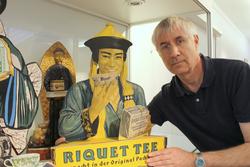 Die Firma Riquet wollte um 1900 mit dieser Werbefigur ihre Tees an den Mann bzw. die Hausfrau bringen, hier pr&auml;sentiert vom wissenschaftlichen Mitarbeiter des Museums, Olaf Weber.