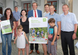 Pr&auml;sentierten die Plakatwerbung f&uuml;rs E-Bike (v.l.n.r.): Susanne Dobs (TVEE), Johanna und Christin Muth aus Go&szlig;mar, J&uuml;rgen Riecke, Sparkasse EE, Julian Winter (Kessel-Zweirad), Ronny und Dominik Muth sowie Landrat Christian Heinrich-Jaschinski.