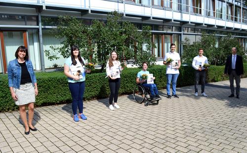 Gruppenbild vor dem ersten Arbeitsvertrag